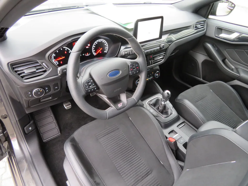 Ford Focus TURNIER 2,3 ST*STYLING PAKET*PERFORMANCE* Image 4